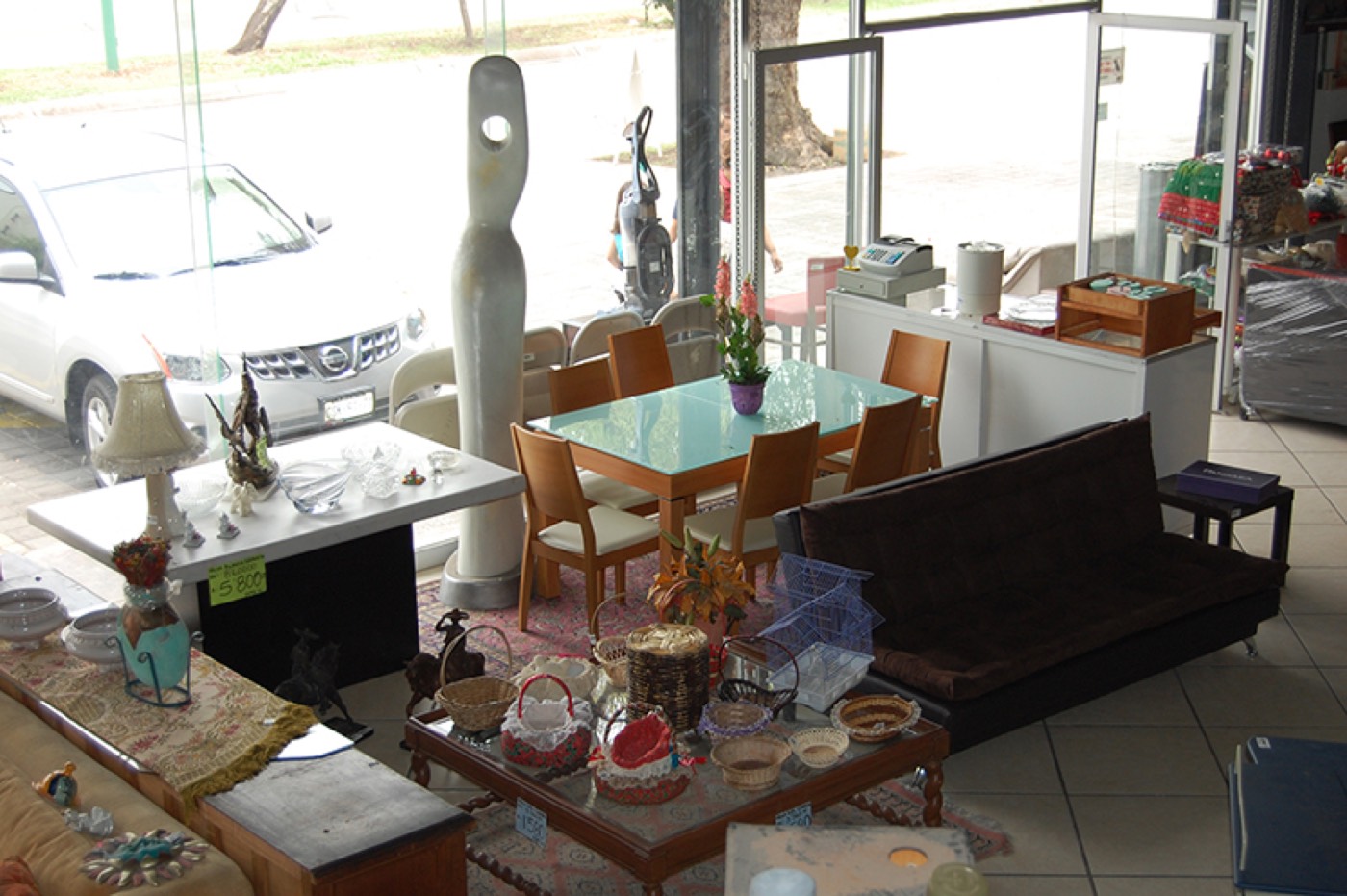 Sala de exhibición de Tesoros Bazar con salas, comedores, vitrinas y lámparas en venta
