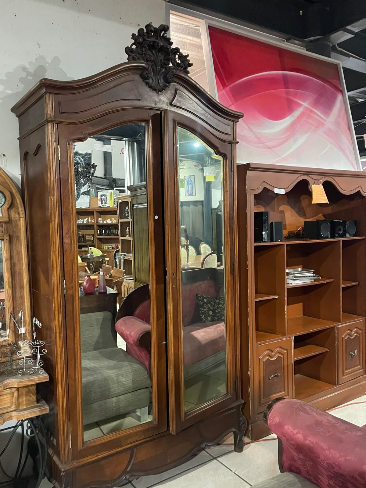 Ropero antiguo con espejo en Tesoros Bazar