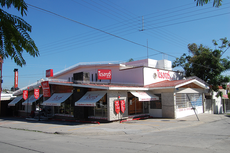 Vista amplia de la fachada esquinera de Tesoros Bazar