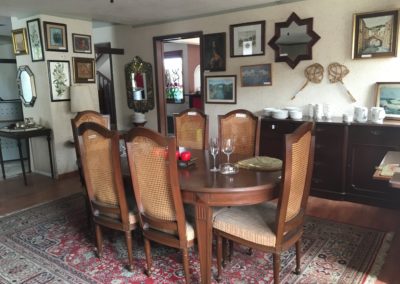 Comedor de madera con seis sillas en Tesoros Bazar